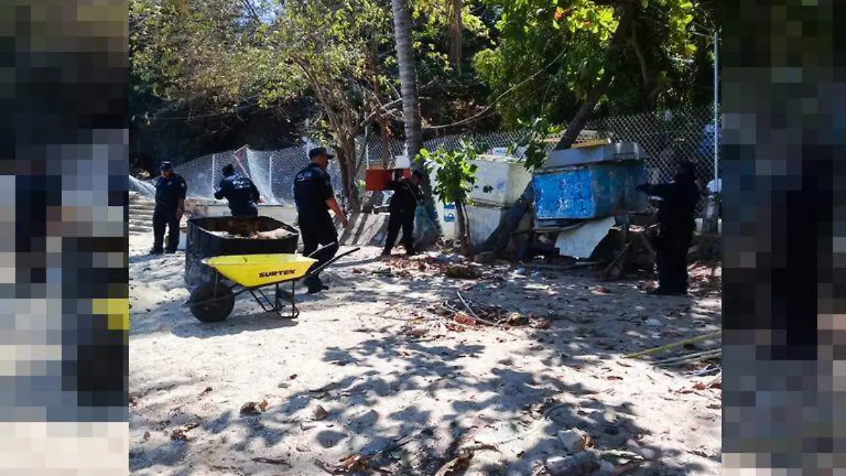 Policías limpian playa manzanillo